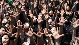 Jóvenes manifestantes se solidarizan con aquellos que perdieron un ojo a causa de la brutal represión policiaca en Chile