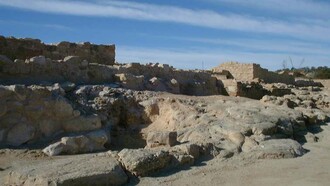 Muralla del conjunto arqueológico del Tossal de Manises, antigua ciudad ibero-cartaginesa-romana de "Akra-Leuke" o "Lucentum", en Alicante, España