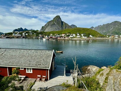 Tipica casa norvegese con fiordi in lontananza