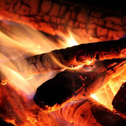 La preparazione della carbonaia è un lavoro faticoso e complesso, che implica la costruzione di una cupola di legna ricoperta di terra per una combustione controllata