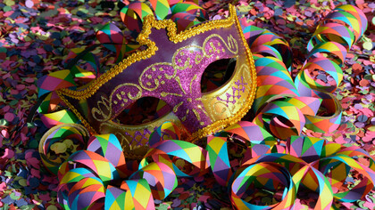 Máscara de carnaval. O Carnaval, desde os egípcios até os hebreus, e passando pelos venezianos até a chegado do Entrudo no Brasil – na capitânia de Pernambuco - onde se atinge o seu ápice
