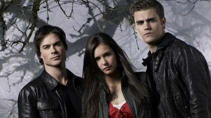 Durante la mayor parte de temporadas la trama principal de la serie giró en torno al triángulo amoroso formado por Elena y los hermanos vampiros Stefan y Damon