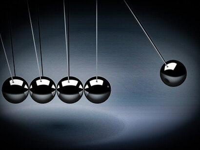 Pendule de Newton. Il vous faudra sans cesse vous adapter aux mouvances de votre marché mais aussi à votre évolution
