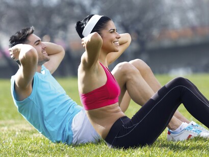 Una pareja hace ejercicio en el parque