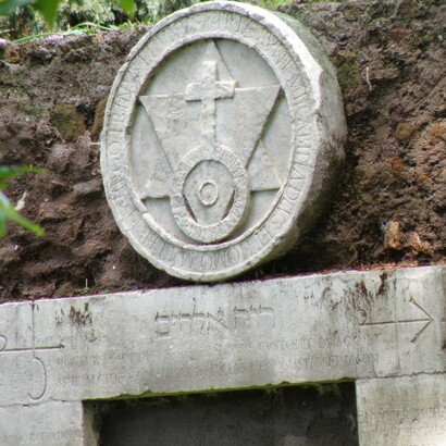Dettaglio della Porta Alchemica: architrave con simbolo di Salomone. Esquilino, Roma, Italia