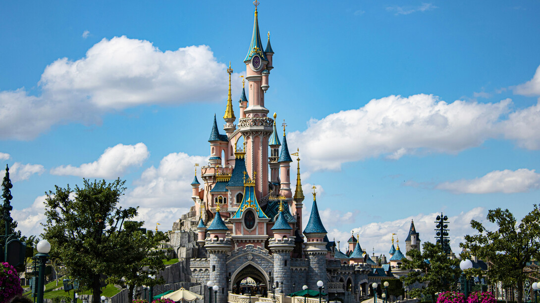Disneyland, Paris, França. O castelo da Bela Adormecida é o primeiro que se apresenta