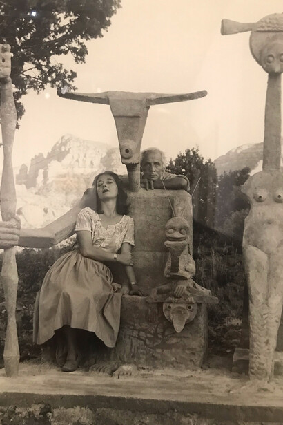 Dorothea Tanning et Max Ernst avec sa sculpture, Capricorn, 1947. En octobre 1946, il épouse la peintre, sculptrice, écrivaine et éditrice américaine, Dorothea Tanning, à Beverly Hills