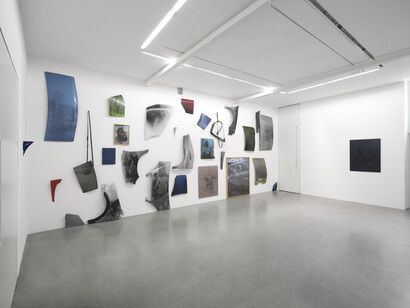 Mohamed Bourouissa, I'm Smilling And I'm Acting Nothing Wrong, 2015, 29 Tirages argentiques sur capot de voiture / 29 silver prints on car hoods, Dimensions variables / Variable dimensions. Maze, 2015, Tirage argentique sur plaque d'aluminium / Silver print on aluminium, 100 x 80 cm, Vue de l’exposition / View of the exhibition « Hustling », kamel mennour, Paris, 2015 © Mohamed Bourouissa. Photo: Julie Joubert, Courtesy the artist and kamel mennour, Paris