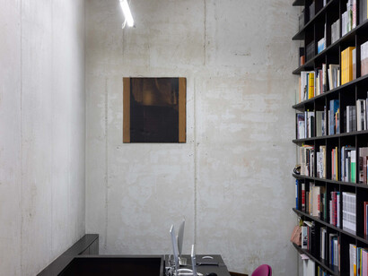 Thea Djordjadze, Back facing front, exhibition view. Courtesy of kaufmann repetto