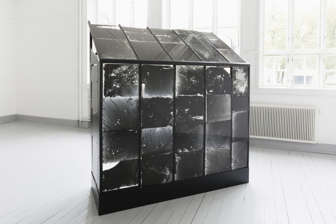 
Johan  Österholm, Structure for Moon Plates & Moon Shards, 2015. Costruzione in legno dipinta di nero (circa cm 200x200x70), vetri da serra recuperati, emulsioni alla gelatina d’argento, luce della luna piena
