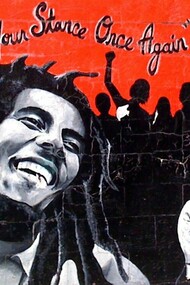 Mural localizado em Chicage, Estados Unidos, com Bob Marley e Marting Luther King Jr. lado a lado com a frase "Rise and take your stance once again" (Levantem-se e tomem suas posições novamente). Quanto a polarização atual do mundo, um antídoto: ouçamos Bob Marley! Quando nos sentirmos tentados a mergulhar em uma das extremidades desta polarização; paremos e, como um exercício de busca pela paz tão necessária atualmente, nos abstenhamos de qualquer tipo de preconceito e ouçamos Bob Marley, principalmente nos atentemos as mensagens contidas em suas belas canções