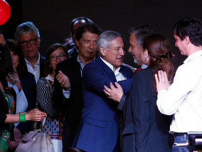 Guillier recibe felicitaciones de los suyos la noche electoral