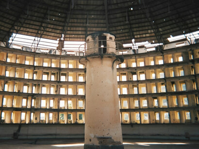 O Panóptico, ums dos mecanismos de vigilância estudados por Foucault em Vigiar e Punir