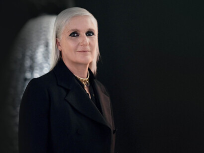 Maria Grazia Chiuri es una diseñadora de moda italiana. Después de trabajar en Fendi y Valentino, Chiuri fue nombrada directora creativa de Dior