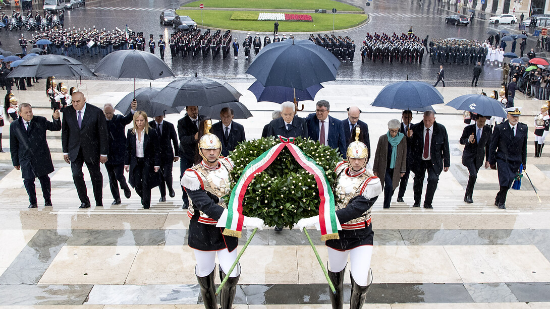 Mattarella depone una corona d’alloro sulla Tomba del Milite Ignoto, (2022)