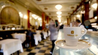 Xícara de café na Pastelaria Versailles, em Lisboa, Portugal