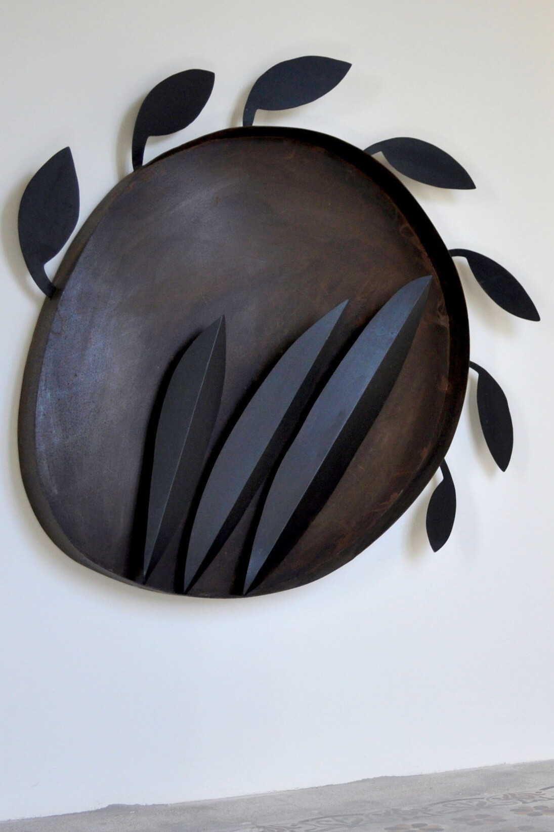 Angelo Casciello, Il vento di Velia,1995, ferro dipinto, cm 180 x 166 x 26. Courtesy of Palazzo dei Consoli e Palazzo Ducale