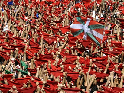 Pamplona. Pañuelos rojos al aire