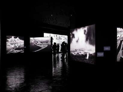 Con progetti come Genesis, Salgado ha ampliato il suo sguardo verso la natura incontaminata, celebrando la bellezza del pianeta e la necessità di preservarla. Sebastiao Salgado, Gran Exposicion a Madrid 2023. Ph Javier Perez Montes