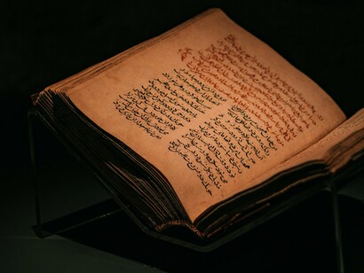 Livro antigo. O manuscrito é um verdadeiro quebra-cabeça que instiga curiosos, linguistas, historiadores e cientistas de diversas áreas, todos tentando desvendar seus enigmas
