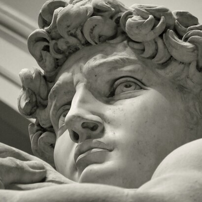 Basta con questo mondo che vuole mostrarti sempre qualcosa di grandioso, mentre calpesta la leggerezza dei respiri più semplici