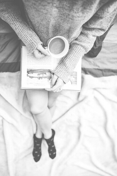Leggere un libro sorseggiando una tazza di caffè