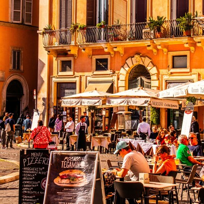 Allo stesso tempo, persistono forme di comunità che cercano di resistere o di ricostruirsi all’interno di contesti urbani complessi