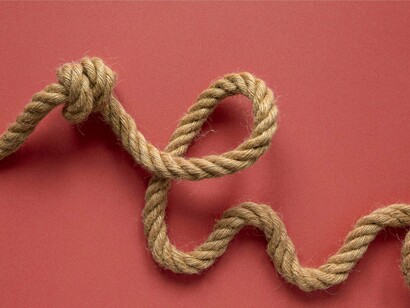 Corda com nó. A corda estabelece de cara que estamos num momento incomum, que denuncia uma instabilidade, mas ela também aponta para uma pergunta imediata, a respeito do motivo pelo qual ela foi criada, e ainda porque está tão difícil que ela venha ao nosso encontro e possamos tê-la totalmente em nossas mãos