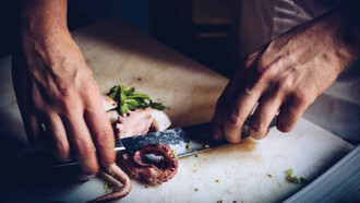 Mani intente a tagliare in cucina