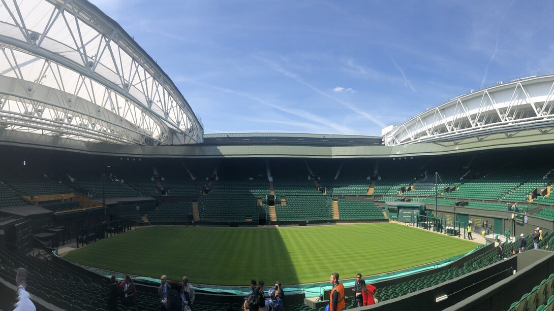 La caratteristica di Wimbledon è la sua tradizione, la storia del tennis che nasce qui sull’erba inglese
