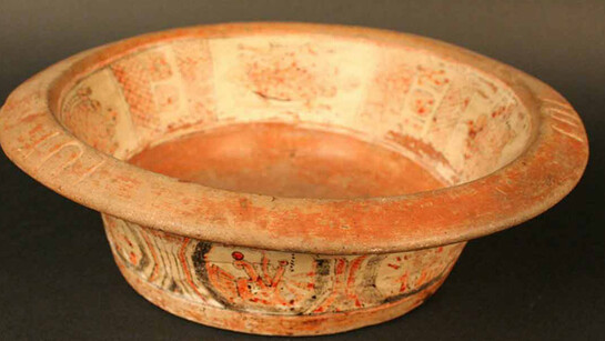 Fuente con representación pictórica

Materiales: Cerámica

Clásico Tardío 600- 900 d.C.

Medidas: 90 mm de alto