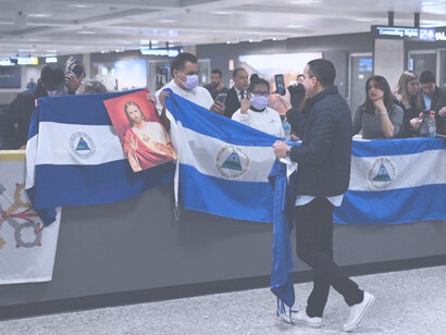 Activistas nicaragüenses esperan en el Aeropuerto Internacional Washington Dulles, EE. UU., la llegada de sus compatriotas expulsados por el gobierno de Ortega