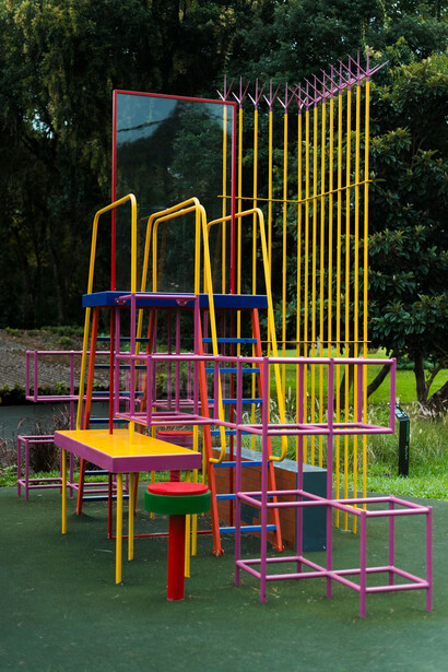 MON sin paredes. Artistas conquistan los jardines del MON. Cortesía del Museu Oscar Niemeyer 