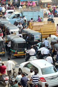Strada caotica in India: "In mezzo a un’indicibile massa di persone in movimento, schiacciato tra automobili, biciclette e apecar smarmittati, feci appena in tempo a voltarmi nella direzione del mio amico..."