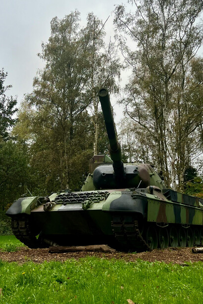 O julgamento humano permanece vital na guerra habilitada por IA, mesmo com a automação de tarefas militares