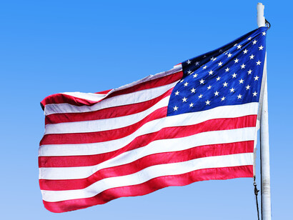 Una bandera estadounidense izada en un mástil. Según Nye, el poder norteamericano no puede lograr sus objetivos unilateralmente en la era de la información global
