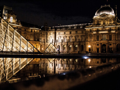 Patio externo del Museo del Louvre en Paris, Francia