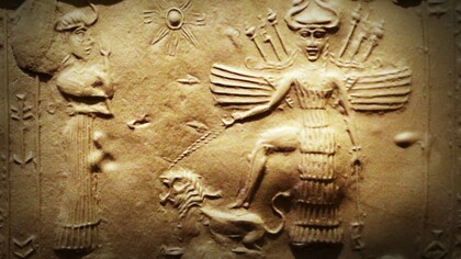 Inanna é o arquétipo primordial do feminino que desce para reencontrar a si mesma. Sua jornada não é de submissão, mas de integração: ela se despe de todos os seus poderes, enfrenta o abismo e retorna transformada. É a mãe das iniciações, a Deusa que ensina que a luz só é plena quando conhece a sombra