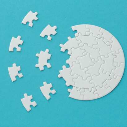Concetto di mondo interdipendente sotto forma di puzzle: "Ogni nostra singola parte è in realtà essa stessa un sistema complesso"