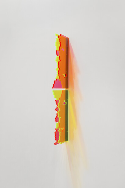 Francesco Candeloro, Linee Verticali (Hiroshima), 2019. Taglio laser su plexiglass, 132x4,5x37. Courtesy A Arte Invernizzi, Milano, foto Mattia Mognetti, Milano
