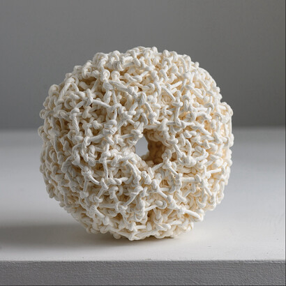 La técnica para trenzar cuerdas se llama Kumihimo, que en español se conoce como “hilos unidos” o “cable trenzado”