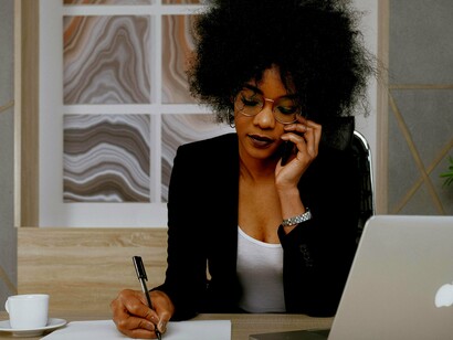 Empreendedora trabalhando.  A primeira coisa é começar! Você pode fazer mil planos e ter as melhores ideias, nada disso importa se você não tirar os sonhos do papel e começar a literalmente, fazer. Então, apenas comece! 
