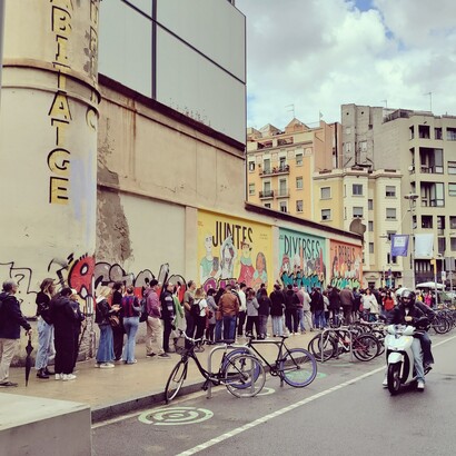 Foto: Paco Cerezo. esperando visitar la cárcel durante la semana de arquitectura de Barcelona, España