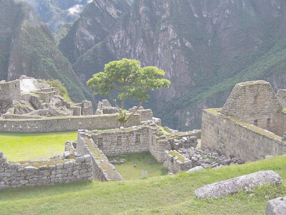 Machu Picchu, Perù. Inizialmente si trattava del letto di un torrente incastonato tra le rocce a strapiombo, poi venne trasformato in cava, poi in piazza, fino a diventare il capolavoro dell’architettura Inca che tutto il mondo conosce