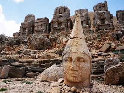 La ladera frontal del monte Nemrut, Kahta, cerca de Adıyaman, Turquía