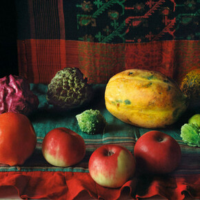 Patrick Faigenbaum, Arrangement de fruits, Dover Lane, Ballygunge, Kolkata sud, octobre 2014, Tirage jet d’encre, pigmentaire, 52,5 x 66 cm © Courtesy Patrick Faigenbaum et Galerie Nathalie Obadia, Paris/Bruxelles