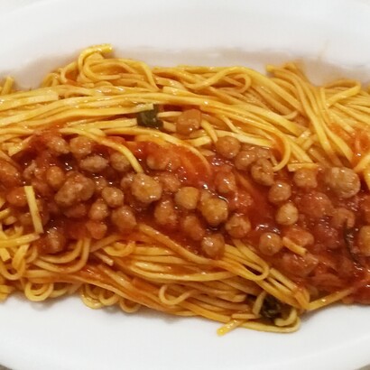Gli spaghetti alla chitarra con "pallottine" sono un piatto tipico abruzzese. Vengono conditi con un sugo di pomodoro ricco e profumato, arricchito da piccole polpettine di carne