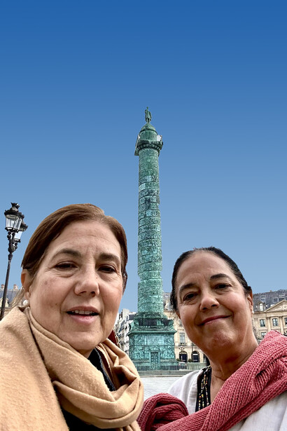 María Luisa y Valentina en su viaje por París, Francia, frente a la columna Vendôme, monumento situado en la Plaza Vendôme