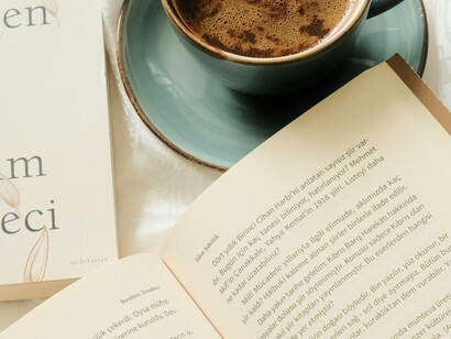 Momento de leitura. Já houve quem defendesse que não se deveria usar "futebol" e "abajur", por serem palavras inglesas ("football") e francesa ("abat-jour"), respectivamente. Esses puristas propunham que fossem substituídas, respectivamente, por "ludopédio" e "quebra-luz". O uso de palavras estrangeiras é um tema complexo e merece um artigo exclusivo