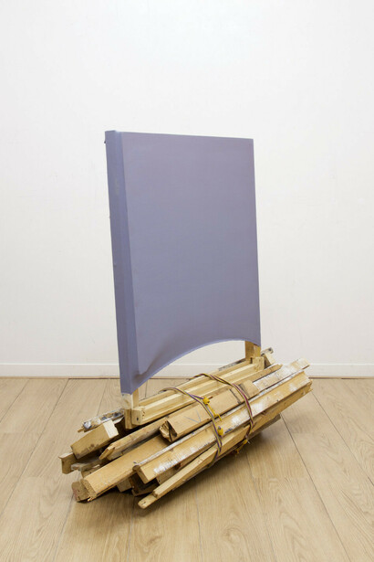 Davide Mancini Zanchi, Per partire senza partire ma neanche per tornare,  telai, elastico, pittura murale, tela, 125x108x45cm. Courtesy AplusB, Brescia
